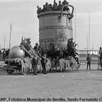 Cabalgata del Carnaval de la Exposición Iberoamericana. El 4 de marzo de 1930 tuvo lugar la Cabalgata del Carnaval. Un suntuoso desfile de carrozas que representaban la historia de la fiesta. Se iniciaba con la carroza “La caldera de Pedro Botero” precedida de la Banda militar de Infantería Soria 9. ©ICAS-SAHP, Fototeca Municipal de Sevilla, fondo Fernando Carmona