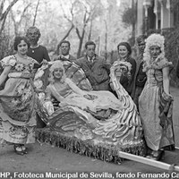 Cabalgata del Carnaval de la Exposición. Representación del “Carnaval Romántico” que desfiló en una fastuosa carroza que simulaba un jardín versallesco con su corte de honor. 4 de marzo de 1930. ©ICAS-SAHP, Fototeca Municipal de Sevilla, fondo Fernando Carmona
