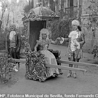 Cabalgata del Carnaval de la Exposición. Representación del “Carnaval Romántico” que desfiló en una fastuosa carroza que simulaba un jardín versallesco con su corte de honor. 4 de marzo de 1930. ©ICAS-SAHP, Fototeca Municipal de Sevilla, fondo Fernando Carmona