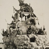 Cabalgata del Carnaval de la Exposición. Cerraba el desfile la carroza de “Su Majestad el Carnaval” sentado en su trono de oro y rodeado de criados y servidores. 4 de marzo de 1930. ©ICAS-SAHP, Fototeca Municipal de Sevilla, fondo Fernando Carmona