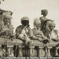 Cabalgata del Carnaval de la Exposición. En la Plaza de los Conquistadores en el Sector Sur hubo “tiroteo” de serpertinas y confeti entre los distintos grupos y carrozas que desfilaron por el recinto. 4 de marzo de 1930. ©ICAS-SAHP, Fototeca Municipal de Sevilla, fondo Fernando Carmona