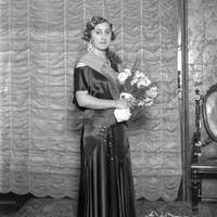 Celebración del Carnaval. Domingo de Piñata en el Centro Cultural del Ejército y la Armada. Elección como “Miss Violeta" de Jerónima Almodóvar Peñalba. El Centro Cultural tenía su sede en las calles Sierpes 50 y Tetuán, 9. 5 de marzo de 1933 ©ICAS-SAHP, Fototeca Municipal de Sevilla, fondo Sánchez del Pando