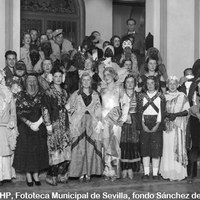 Celebración del Carnaval. Baile de máscaras organizado por la sección de Bellas Artes del Ateneo de Sevilla. Foto con un grupo de asistentes. El Ateneo y Sociedad de Excursiones de Sevilla tenía su sede en calle Tetuán, 11. 1934 ©ICAS-SAHP, Fototeca Municipal de Sevilla, fondo Sánchez del Pando