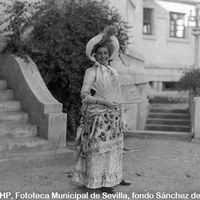 Celebración del Carnaval. Concurso de disfraces infantil organizado por el Ayuntamiento de Sevilla. La niña María Salas disfrazada al estilo de 1850 en la Plaza de América. 6 de marzo de 1935 ©ICAS-SAHP, Fototeca Municipal de Sevilla, fondo Sánchez del Pando