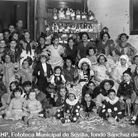 Celebración del Carnaval. Baile infantil organizado por el Casino Militar. Niños y niñas disfrazados. 1935 ©ICAS-SAHP, Fototeca Municipal de Sevilla, fondo Sánchez del Pando