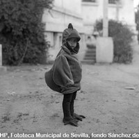 Celebración del Carnaval. Concurso infantil de disfraces organizado por el Ayuntamiento de Sevilla. La niña Luisa Martín Cubeiro disfrazada de pollito en la Plaza de América. 6 de marzo de 1935 ©ICAS-SAHP, Fototeca Municipal de Sevilla, fondo Sánchez del Pando