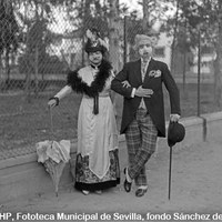Celebración del Carnaval. Pareja disfrazada en los alrededores de la Plaza de América. Van vestidos con medias máscaras y trajes de época. 1935 ©ICAS-SAHP, Fototeca Municipal de Sevilla, fondo Sánchez del Pando