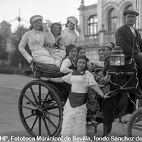Celebración del Carnaval. Grupo disfrazado posando en un coche de caballos en los alrededores de la Plaza de América. La prensa califica al grupo como "mascaritas". 1935. ©ICAS-SAHP, Fototeca Municipal de Sevilla, fondo Sánchez del Pando