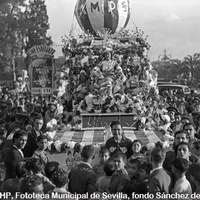 Celebración del Carnaval. Desfile en la Avenida de la Palmera. Carroza “Furia Bética”. La carroza obtuvo el tercer premio del concurso organizado por el Ayuntamiento. A la izquierda aparece un anuncio del populoso cine “Esperanza” de la calle San Luis con la cartelera de la película “La Hermana San Sulpicio”, estrenada un año antes. Marzo de 1935 ©ICAS-SAHP, Fototeca Municipal de Sevilla, fondo Sánchez del Pando