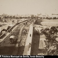 Nº 134. Puente de Sevilla a Triana. E. Beauchy fotº. Plaza del Altozano. A la derecha, las escalinatas de Tagua. Aún no se han construido la capilla del Carmen ni la estación fluvial de vapores Sevilla-Sanlúcar. 1880 ca. ©ICAS-SAHP, Fototeca Municipal de Sevilla, fondo Beauchy