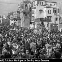Plaza del Altozano. Paso de palio de la Virgen de la Esperanza de Triana. Destaca el edificio del Reloj (Balbino Marrón, 1853), que albergaba una pequeña capilla para la Virgen del Carmen, derribado en 1924 para el ensanche de la plaza. 1923 ca. ©ICAS-SAHP, Fototeca Municipal de Sevilla, fondo Serrano