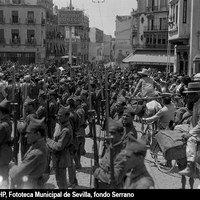 Plaza del Altozano. Lectura del bando levantando el estado de guerra en Sevilla y su provincia que había sido declarado el día 22 de julio de 1931 a causa de los disturbios provocados por la huelga general revolucionaria (Semana Sangrienta). 29 de julio de 1931. ©ICAS-SAHP, Fototeca Municipal de Sevilla, fondo Serrano