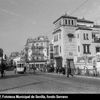 Plaza del Altozano. Sucursales del Banco Central y del Banco Hispanoamericano. Plaza de abastos de Triana con el cartel anunciador de la película "Recluta con niño". Circula el tranvía de la línea 6 (coche 109). Mayo de 1956. ©ICAS-SAHP, Fototeca Municipal de Sevilla, fondo Serrano
