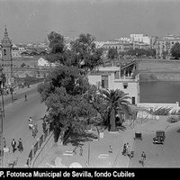 Plaza del Altozano. Vista cenital donde se aprecian la capilla del Carmen (1928), el edificio El Faro y el Kiosco de las Flores. Bajo la escalinata de Tagua, numerosos carros. 1958 ca. ©ICAS-SAHP, Fototeca Municipal de Sevilla, fondo Cubiles