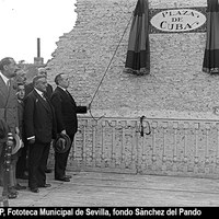 Inauguración de la primitiva Plaza de Cuba en la conocida como Huerta de la Victoria. Asisten el alcalde de Sevilla Nicolás Díaz Molero, el gobernador civil José Cruz Conde y el embajador de Cuba García Kohly, quien descorre las cortinillas que cubren el azulejo. Se ubicaba en una rotonda junto al Instituto Hispano Cubano y la fábrica alfarera de Goizueta. 10 de junio de 1928. ©ICAS-SAHP, Fototeca Municipal de Sevilla, fondo Sánchez del Pando