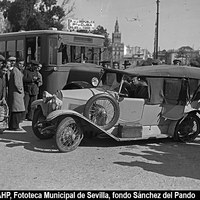 Plaza de Cuba. Accidente entre un automóvil de las fuerzas de Artillería y un autobús de la Compañía de Tranvías a la salida del puente de San Telmo. 1933. ©ICAS-SAHP, Fototeca Municipal de Sevilla, fondo Sánchez del Pando