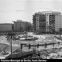 Plaza de Cuba. Ejecución del proyecto de construcción de la fuente central y el nuevo acerado. Junto al cine Los Remedios, en la esquina con la calle Asunción, se destinó un solar para hotel que no se construyó. [1959-1965]. ©ICAS-SAHP, Fototeca Municipal de Sevilla, fondo Serrano