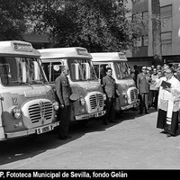 Plaza de Cuba. Bendición de los nuevos microbuses con la asistencia del alcalde Félix Moreno de la Cova. Pertenecen a la línea B que cubría el trayecto Los Remedios-Plaza de la Encarnación. 29 de octubre de 1966. ©ICAS-SAHP, Fototeca Municipal de Sevilla, fondo Gelán