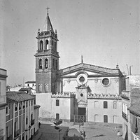 Plaza de Santa Ana. Vista cenital con la iglesia de Santa Ana y una fuente pública en el centro, hoy desaparecida. 1920 ca. ©ICAS-SAHP, Fototeca Municipal de Sevilla, fondo Serrano