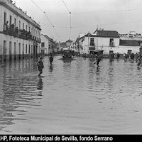 Plaza de Chapina. Cubiertas por las aguas por la crecida del río Guadalquivir. 22 de diciembre de 1925.©ICAS-SAHP, Fototeca Municipal de Sevilla, fondo Serrano