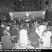 Plaza Góngora en el barrio del Tardón. Bendición de la sede provisional de la nueva parroquia de San Joaquín en las dependencias de las antiguas escuelas de San Gonzalo. 18 de septiembre de 1965. ©ICAS-SAHP, Fototeca Municipal de Sevilla, fondo Serrano