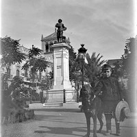 Monumento a Velázquez en la plaza del Duque de la Victoria. La escultura, obra de Antonio Susillo, fue colocada en 1892, sobre pedestal de Juan Talavera. A la izquierda, el palacio del Marqués de Palomares. 1893. ©ICAS-SAHP, Fototeca Municipal de Sevilla, fondo Caparró