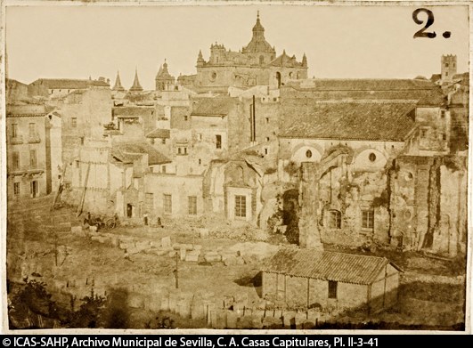 Fotografía del ángulo noreste de la que sería Plaza Nueva, con la colegiata del Salvador al fondo. Aunque se ha derribado una buena parte del convento de San Francisco, todavía está en pie la iglesia conventual unida al edificio del Ayuntamiento. La fotografía (calotipo) fue encargada por el arquitecto Balbino Marrón al fotógrafo Francisco de Leygonier y Haubert. 1857-1858. ©ICAS-SAHP, Archivo Municipal de Sevilla, C. A. Casas Capitulares, Pl. II-3-41