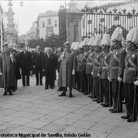 La Corporación Municipal, encabezada por el alcalde Fernando de Parias Merry y el gobernador civil Luis Fernández en la Puerta de Palos de la catedral. Desde este año la comitiva civil se organizaría en la plaza Virgen de los Reyes. 1977 ©ICAS-SAHP, Fototeca Municipal de Sevilla, fondo Gelán