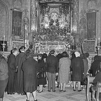 En 1730 una Cédula Real dispuso los días del año en los que el cuerpo incorrupto de San Fernando debería exponerse a pública veneración en la Capilla Real: el 14 y 30 de mayo, el 22 de agosto y el 23 de noviembre. 1964 ©ICAS-SAHP, Fototeca Municipal de Sevilla, fondo Gelán
