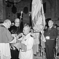 Entrega de la Espada de San Fernando al vicepresidente de la Diputación Provincial Manuel Castro Orellana en la Capilla Real. Tras él, sostiene el Pendón el teniente de alcalde José Maza Selas. 1967 ©ICAS-SAHP, Fototeca Municipal de Sevilla, fondo Gelán