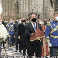 En plena pandemia, la procesión discurrió con las precauciones establecidas de público y distancia de seguridad. El alcalde de la ciudad Juan Espadas porta el acero en el interior de las naves catedralicias. 2020 ©ICAS-SAHP, Hemeroteca Municipal de Sevilla, colección ABC, foto R. Doblado