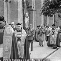 La procesión discurre por el Patio de los Naranjos camino de la Puerta del Lagarto para continuar por las gradas altas de la catedral. Lleva el Pendón el concejal Antonio Canela Morato y la espada el gobernador civil, Alfonso Orti Meléndez-Valdés. 1958 ©ICAS-SAHP, Fototeca Municipal de Sevilla, fondo Gelán
