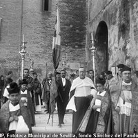 Salida de la procesión desde la Puerta del Lagarto. El Pendón lo porta el concejal Pascual Charlo y la espada el gobernador civil, Francisco Maestre Laborde-Boix, conde de Salvatierra . 1919 ©ICAS-SAHP, Fototeca Municipal de Sevilla, fondo Sánchez del Pando