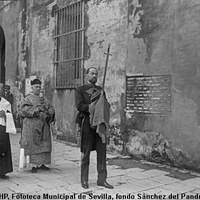 La comitiva a su paso por los muros de la Biblioteca Colombina. La espada es llevada por José Cruz-Conde, gobernador civil de Sevilla. Tras él, un canónigo del Cabildo porta la reliquia de San Clemente. 1926. ©ICAS-SAHP, Fototeca Municipal de Sevilla, fondo Sánchez del Pando