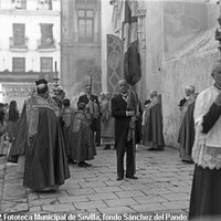 Desfile del Pendón y la Espada por las gradas de la Catedral de la calle Alemanes en plena Guerra Civil. El Pendón es llevado por el representante del Ayuntamiento, Joaquín Gonzalo Garrido mientras el gobernador civil Pedro Parias, porta la espada. 1936 ©ICAS-SAHP, Fototeca Municipal de Sevilla, fondo Sánchez del Pando