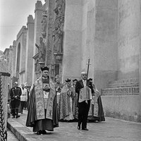 El alcalde Mariano Pérez de Ayala y Vaca sostiene la espada por la hoja en la calle Alemanes. Sólo los reyes pueden asirla por la empuñadura. El último monarca que la portó fue Alfonso XIII en 1910. 1960 ©ICAS-SAHP, Fototeca Municipal de Sevilla, fondo Serrano