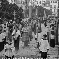 Vista general de la comitiva a su paso por la calle Alemanes. 1967 ©ICAS-SAHP, Fototeca Municipal de Sevilla, fondo Gelán