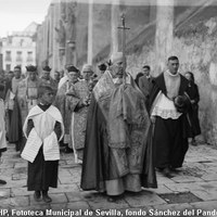 Durante la Segunda República y entre 1931 y1933, las reliquias fueron llevadas por los miembros del Cabildo Catedral. En esta ocasión la espada es portada por el vicario Jerónimo Armario y el Pendón por el canónigo Luis Martín. 1931 ©ICAS-SAHP, Fototeca Municipal de Sevilla, fondo Sánchez del Pando