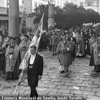 Procesión por la calle Alemanes. El pendón lo porta el teniente de alcalde Antonio Burgos Carmona y la espada, el alcalde Félix Moreno de la Cova. 1968 ©ICAS-SAHP, Fototeca Municipal de Sevilla, fondo Serafín