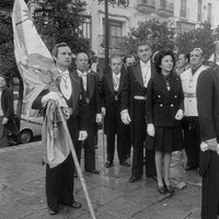 El Pendón de San Fernando en la confluencia de calle Alemanes con la actual Avenida de la Constitución, es portado por el concejal más joven de la Corporación Hipólito Fernández González. 1974 ©ICAS-SAHP, Fototeca Municipal de Sevilla, fondo Gelán