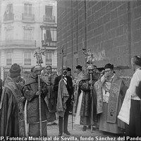 Francisco Maestre Laborde-Boix, conde de Salvatierra, gobernador civil de Sevilla, sujeta en su mano derecha la Espada de San Fernando. Un canónigo catedralicio porta tras él la reliquia de San Clemente. 1919 ©ICAS-SAHP, Fototeca Municipal de Sevilla, fondo Sánchez del Pando