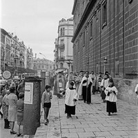 Paso de la comitiva por las gradas altas en la actual Avenida de la Constitución. 1967 ©ICAS-SAHP, Fototeca Municipal de Sevilla, fondo Gelán