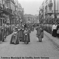 El desfile del 23 de noviembre de 1948 tuvo un carácter especial con motivo del VII Centenario de la Conquista de Sevilla y serviría de prólogo a una procesión extraordinaria de la Virgen de los Reyes y otras imágenes fernandinas hasta la Plaza Nueva. 1948 ©ICAS-SAHP, Fototeca Municipal de Sevilla, fondo Serrano