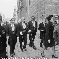 La Corporación Municipal encabezada por el alcalde Juan Fernández Rodríguez y García del Busto, entrando en la catedral por la Puerta del Baptisterio. Entre los concejales destacan las nuevas ediles, Antonia Jaime Gallego y Pilar Gutiérrez Miranda. 1973 ©ICAS-SAHP, Fototeca Municipal de Sevilla, fondo Gelán