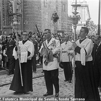 Son varias las ocasiones en las que la espada Lobera ha desfilado de forma extraordinaria como esta de 1952 con motivo del VII centenario de la muerte de San Fernando. 30 de mayo de 1952 ©ICAS-SAHP, Fototeca Municipal de Sevilla, fondo Serrano