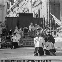 Procesión extraordinaria por el VII centenario de la muerte del rey santo. La espada y el Pendón de San Fernando figuran ante los pasos de la Virgen de las Batallas y San Fernando en el andén del Ayuntamiento. 30 de mayo de 1952 ©ICAS-SAHP, Fototeca Municipal de Sevilla, fondo Serrano