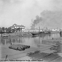 Vista del ex convento de Los Remedios y antiguo muelle de las Mulas desde el muelle de las Delicias. 1901 ©ICAS-SAHP, Fototeca Municipal de Sevilla, archivo Caparró