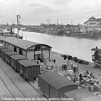 Vista del ex convento de Los Remedios, los talleres y almacenes de la Junta de Obras del Puerto y las fábricas de la entonces calle Betis desde el muelle frontero. Ca. 1900  ©ICAS-SAHP, Fototeca Municipal de Sevilla, archivo Serrano