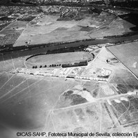 Tablada y Los Remedios separados por el meandro del río Guadalquivir en la Punta de Los Remedios. Se aprecian el hipódromo, las instalaciones del Tiro de Pichón, el edificio de C.E.T.A., la base militar y las pistas de vuelo. 1924 ©ICAS-SAHP, Fototeca Municipal de Sevilla, colección Ejército del Aire