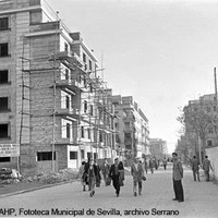 Calle Asunción. Construcción de viviendas y del cine Los Remedios. Ca. 1960 ©ICAS-SAHP, Fototeca Municipal de Sevilla, archivo Serrano